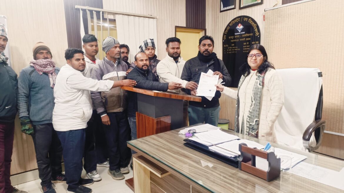 कोसी नदी में जेसीबी खनन के विरोध में ग्रामीणों ने एसडीएम को सौंपा ज्ञापन