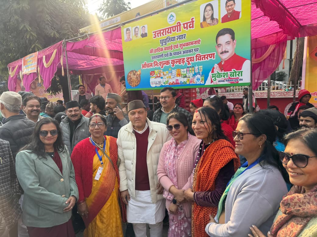 उत्तरायणी पर्व पर नगर में निकली भव्य झांकी का नगर निगम कार्यालय के बाहर स्वागत