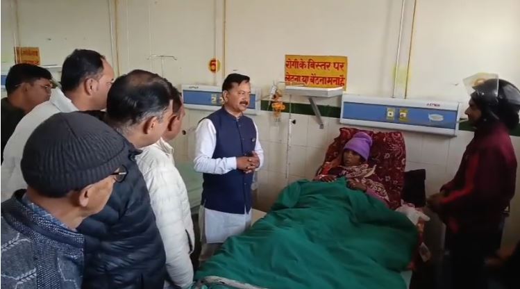 रानीखेत में कड़ाके की ठंड के बीच मरीजों को राहत, करन माहरा ने अस्पताल को भेंट कीं 60 रजाइयां