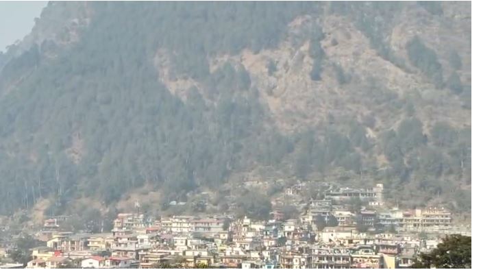 वरुणावत पर्वत के जंगलों में भीषण आग, धुएं से उत्तरकाशी का वातावरण प्रभावित