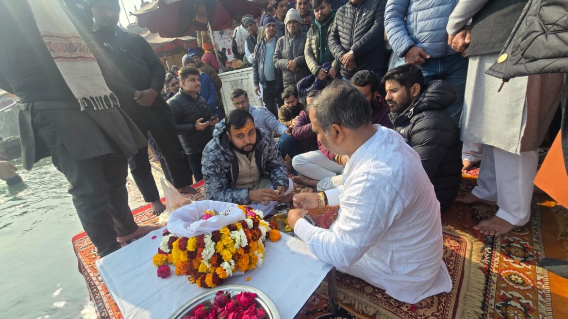 हरिद्वार: राज्य मंत्री बृजेश सिंह के पिता की अस्थियों का हरकी पैड़ी पर विसर्जन