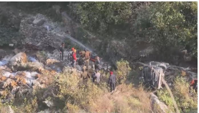 कैंपटी में गहरी खाई में गिरा वाहन, एक की मौत