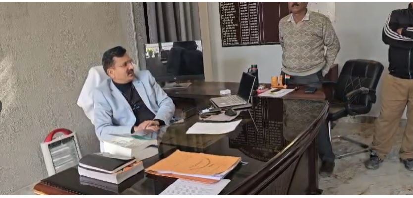 नरेंद्रनगर: व्यापारियों का वार्षिक लाइसेंस शुल्क बढ़ने से हड़कंप, SDM ने सामंजस्यपूर्ण समाधान का आश्वासन दिया