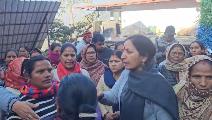 मसूरी माल रोड: पटरी व्यापारियों का विरोध, नगर पालिका पर आरोप और टीवीसी बैठक में हंगामा