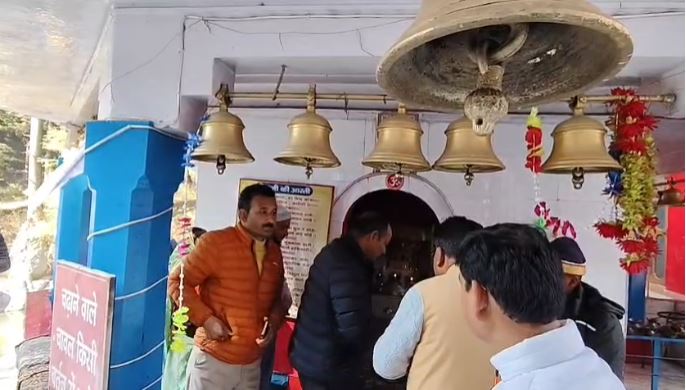 चंपावत: जिलाधिकारी ने रिकेश्वर महादेव मंदिर में मुख्यमंत्री की संस्कृति संवर्धन पहल का किया सम्मान