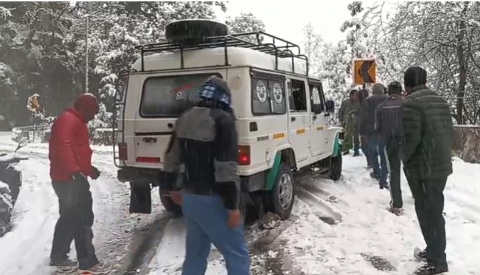 उत्तरकाशी में जमकर बर्फबारी, गंगोत्री-यमुनोत्री सहित ऊँचाई वाले क्षेत्र बर्फ से ढके