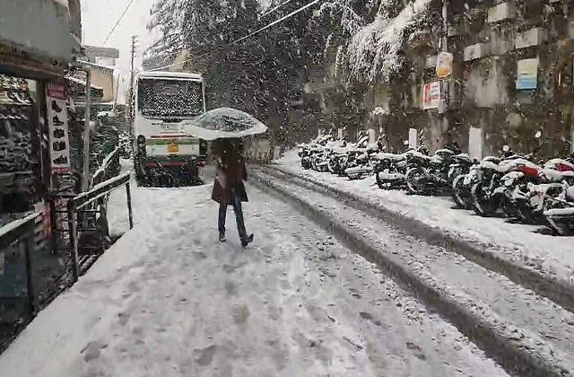 जिले में बर्फबारी व बारिश के बाद मौसम में सुधार, विद्यार्थियों और आंगनबाड़ी केंद्रों में आज अवकाश