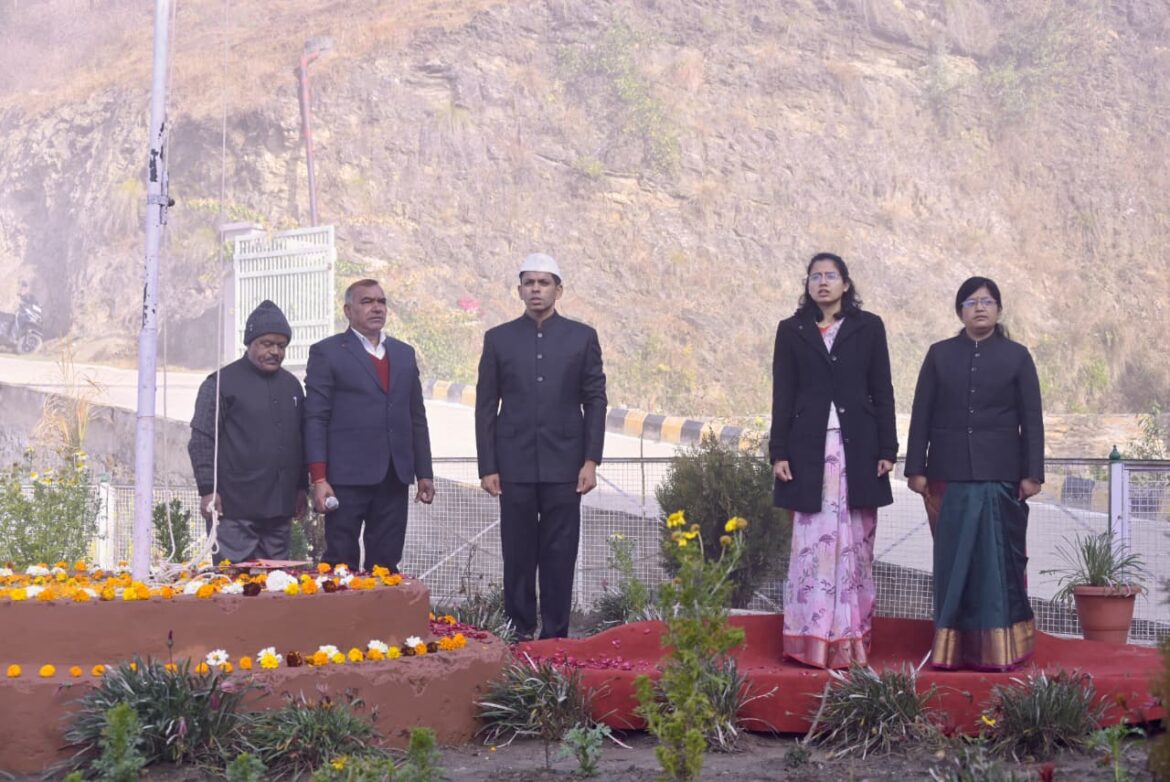 अल्मोड़ा में 77वां गणतंत्र दिवस उत्साह और गरिमा के साथ मनाया गया