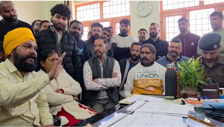 विकासनगर में दिनदहाड़े नाबालिग छात्रा के अपहरण का प्रयास, तीन आरोपी गिरफ्तार