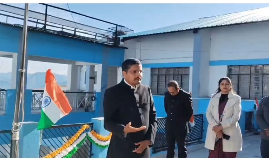 पौड़ी में 77वाँ गणतंत्र दिवस समारोह, मुख्य विकास अधिकारी ने कराया ध्वजारोहण और संविधान की शपथ