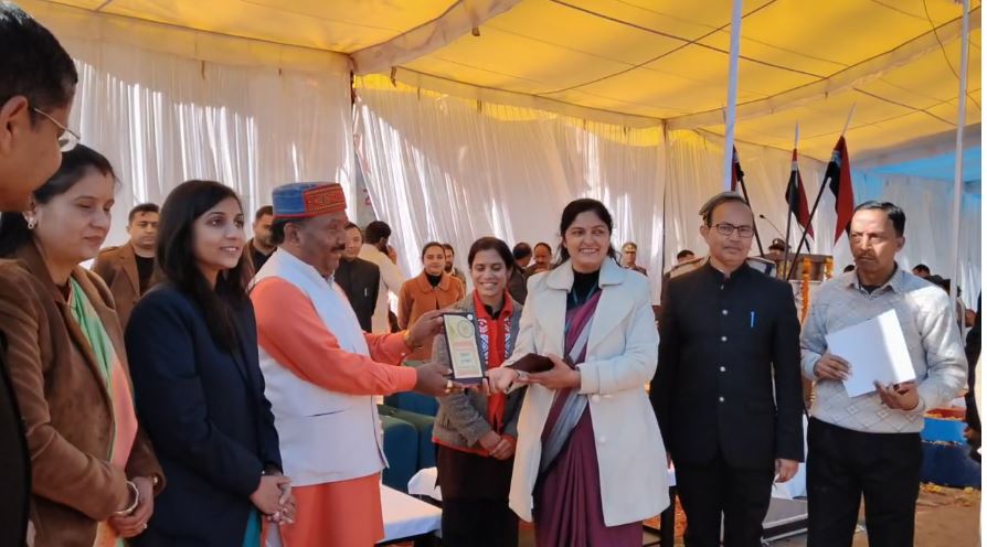 पौड़ी में 77वाँ गणतंत्र दिवस: पुलिस परेड और झांकियों ने भव्य रंग भरा