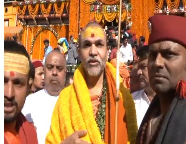 प्रयागराज में शंकराचार्य के साथ दुर्व्यवहार: कांग्रेस का मौन उपवास, भाजपा का तंज