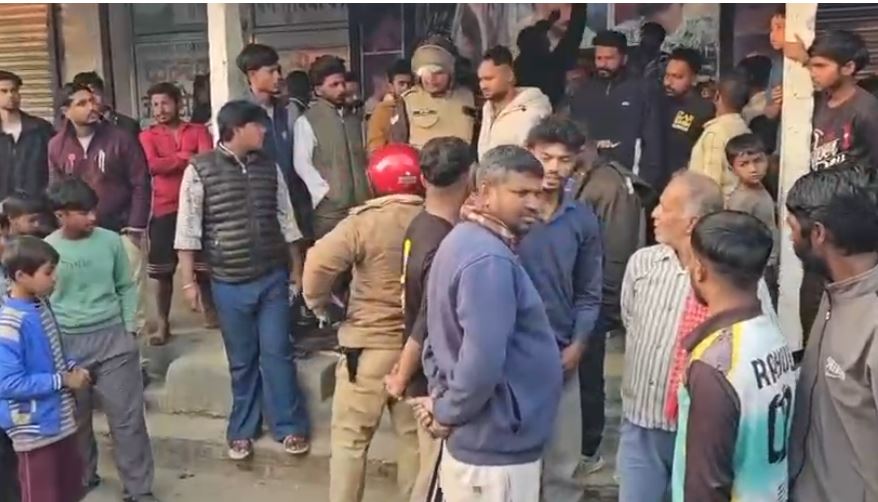 दिनेशपुर के सुंदरपुर गांव में युवक पर आपत्तिजनक संदेश भेजने का आरोप, हंगामा