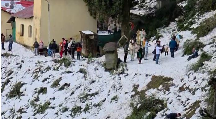 चकराता में बर्फबारी से बढ़ी रौनक, पर्यटकों से गुलजार हुई वादियां