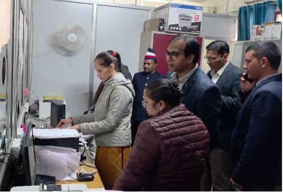 ऋषिकेश तहसील में डीएम सविन बंसल की छापेमारी, लापरवाही पर सख्त एक्शन का एलान