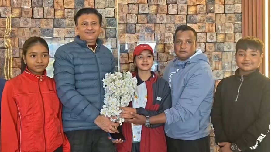 डोईवाला की होनहार खिलाड़ी वैष्णवी कौशल ने खेलो इंडिया में बर्फीले मैदान पर किया कमाल