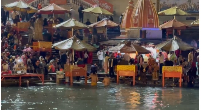 धर्म नगरी हरिद्वार में बसंत पंचमी पर हर की पौड़ी पर आस्था का सैलाब