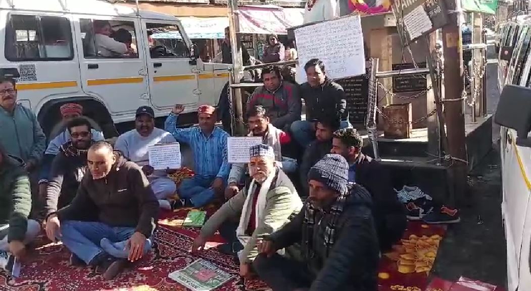 द्वाराहाट में एटीएस व्यवस्था के खिलाफ टैक्सी चालक का आमरण अनशन, सरकारी सेंटर हर जिले में खोलने की मांग