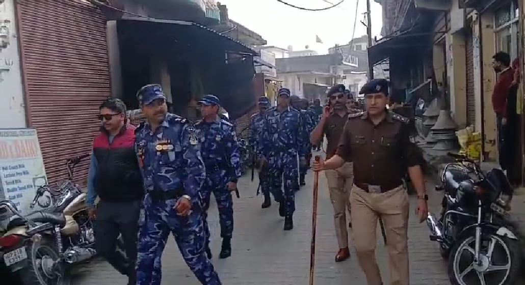 फ्लैग मार्च के जरिए पुलिस का शांति का संदेश, अर्धसैनिक बलों के साथ 5 किमी तक पैदल मार्च