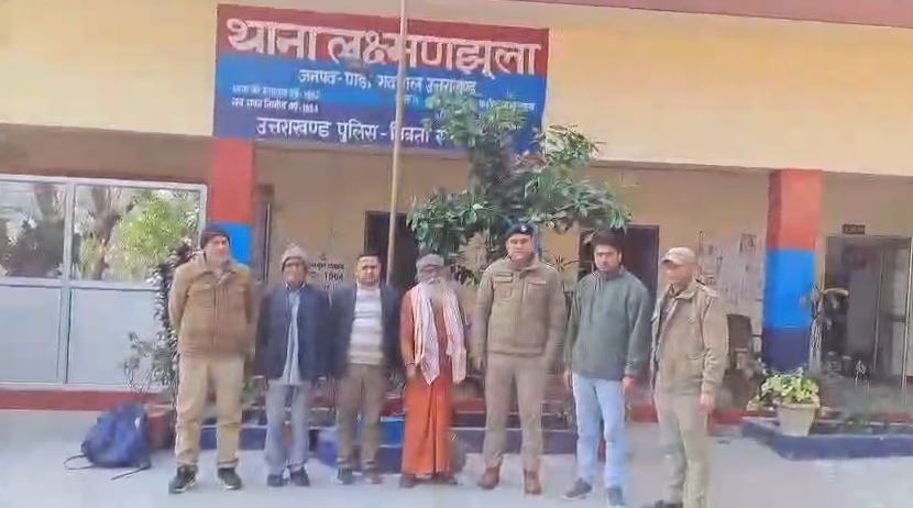 पौड़ी गढ़वाल: लक्ष्मण झूला पुलिस ने 20 साल बाद बुजुर्ग को परिवार से मिलाया