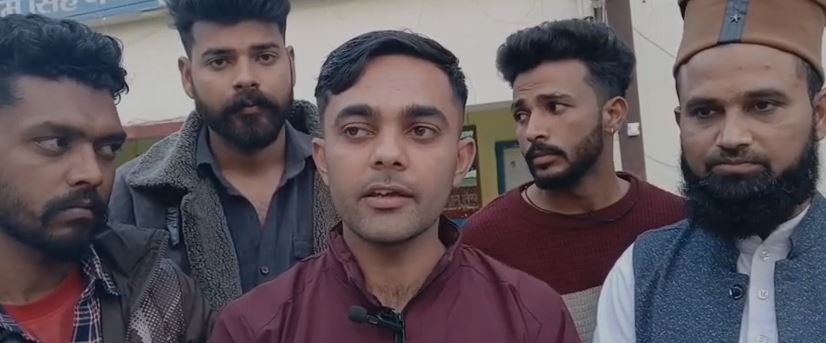 प्रदेश का माहौल खराब करने की धमकी पर कोतवाली पहुचे छात्र नेता।