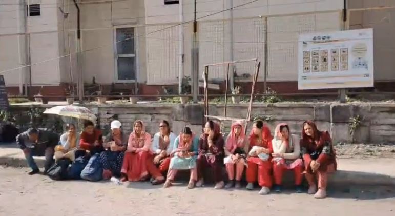 एलयूसीसी घोटाले की पीड़ित महिलाओं की पदयात्रा रोकी, हंगामा