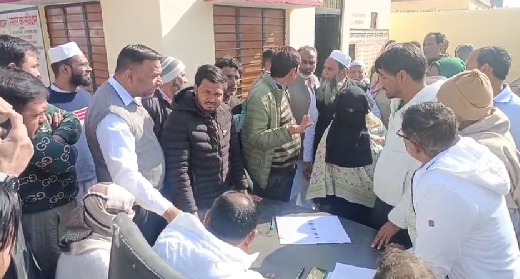 ग्राम पंचायत बैठक में हंगामा, ग्राम प्रधान पर लगे घोटालों को लेकर ग्रामीणों का फूटा गुस्सा