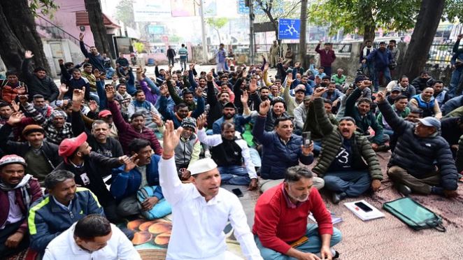 समान वेतन के लिए सड़कों पर उतरे छह सौ से अधिक कर्मचारी, कमिश्नर आवास तक निकाली रैली