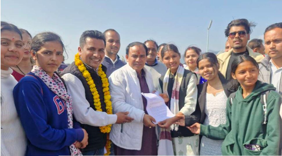 गौलापार में डिग्री कॉलेज को लेकर छात्रों की उच्च शिक्षा मंत्री धन सिंह रावत से मुलाकात