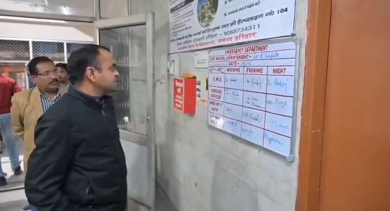 डीएम मयूर दीक्षित का देर रात अस्पतालों का औचक निरीक्षण