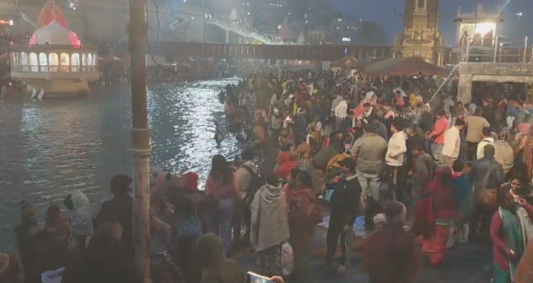 माघ पूर्णिमा पर हरिद्वार में आस्था का सैलाब, हर की पैड़ी पर उमड़ी श्रद्धालुओं की भीड़
