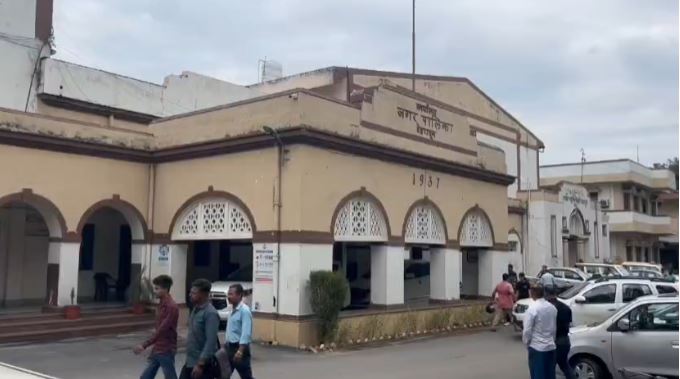 दून में गंदगी की गाज, नगर स्वास्थ्य अधिकारी पर कार्रवाई