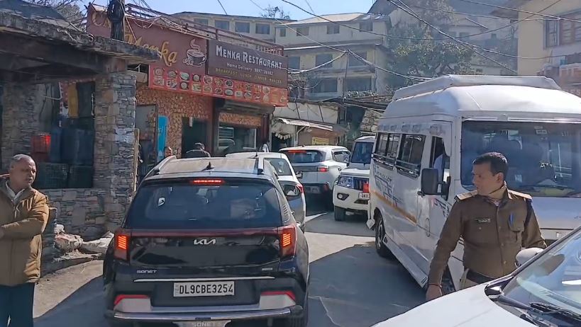 केम्प्टी स्टैंड के पास क्षतिग्रस्त हुआ यमुनोत्री हाईवे, डायवर्जन मार्ग पर रोज लग रहा जाम