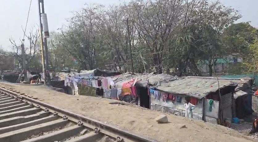 रेलवे लाइन किनारे अतिक्रमण पर उठे सवाल, प्रशासनिक लापरवाही के आरोप