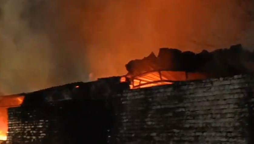 लक्ष्मण चौक फर्नीचर वर्कशॉप में भीषण आग, जनहानि टली