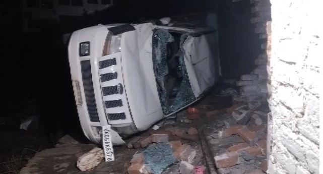 अल्मोड़ा में बोलेरो दुर्घटना: वाहन मकान से जा टकराया, चालक घायल