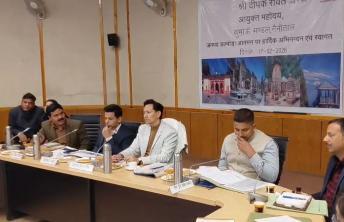 कुमाऊं कमिश्नर दीपक रावत ने अल्मोड़ा में जिलाधिकारी कार्यालय का निरीक्षण किया