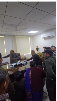 शिक्षा निदेशक से मारपीट पर कर्मचारी संगठनों में आक्रोश