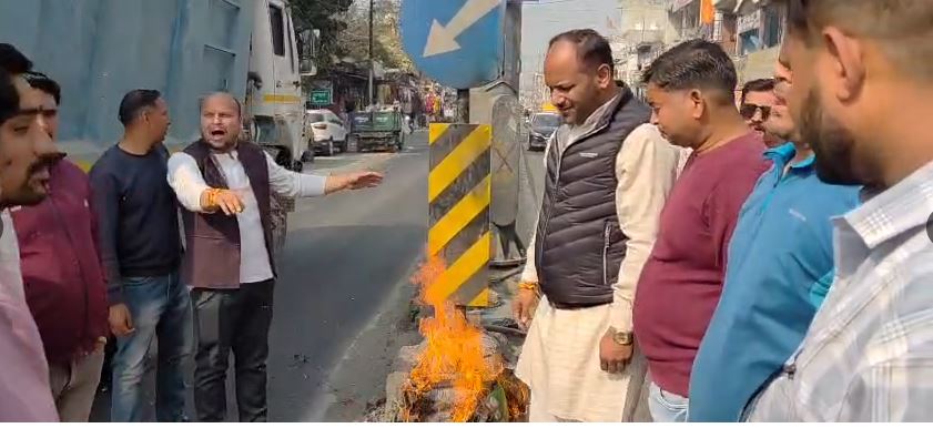 भाजपा कार्यकर्ताओं ने राहुल गांधी के पुतले का किया दहन