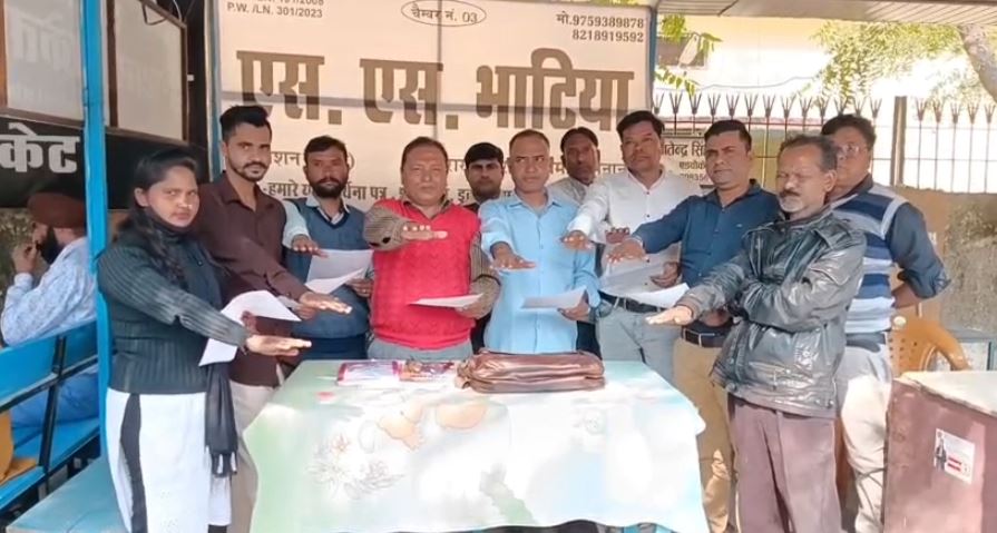 खटीमा में अरायजनवीश एवं स्टाम्प वेंडर यूनियन के नवनियुक्त पदाधिकारियों का शपथ ग्रहण