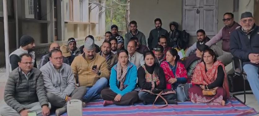 डीएफओ कार्यालय के स्थानांतरण के विरोध में मसूरी में धरना