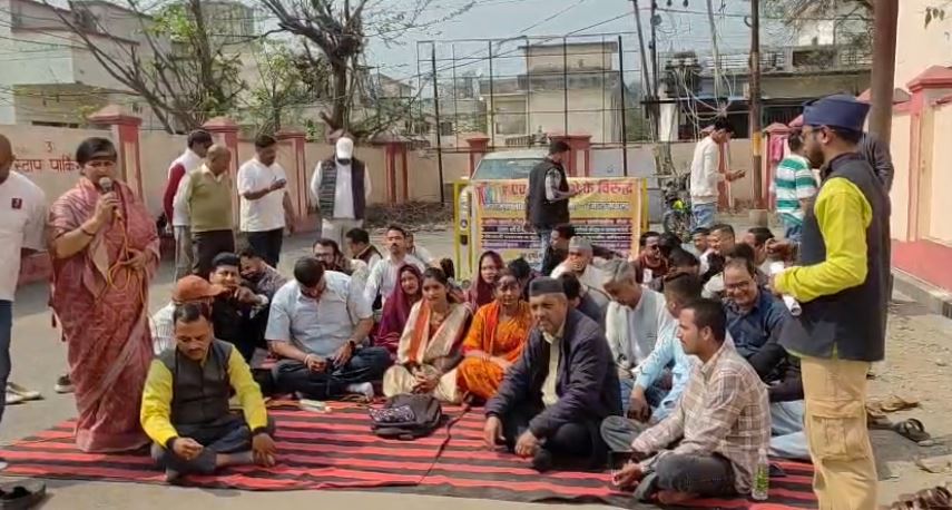 लालकुआँ में अवैध नशे के खिलाफ काली पट्टी पहनकर धरना प्रदर्शन