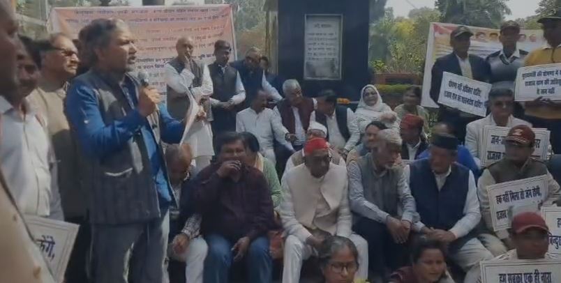 लालकुआँ के बिंदुखत्ता को राजस्व गांव बनाने की मांग पर इंडिया गठबंधन का धरना