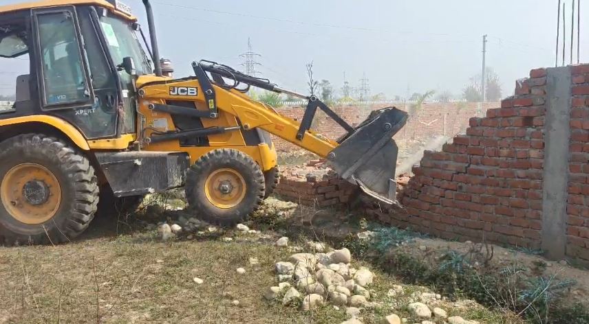 विकासनगर में अवैध प्लाटिंग और निर्माण पर प्रशासन का बुलडोजर एक्शन