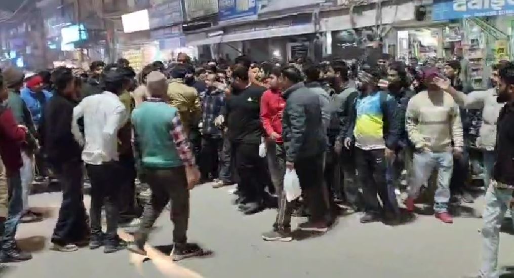 विकासनगर बाजार में हाई वोल्टेज ड्रामा, नशे में युवकों पर हंगामा और तोड़फोड़ का आरोप