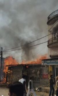 जसपुर लकड़ी गोदाम में भीषण आग, लाखों का सामान जलकर राख