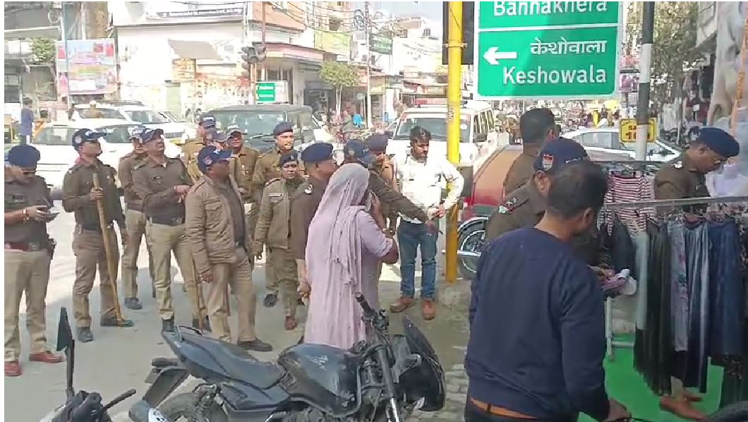 बाजपुर में अतिक्रमण पर पुलिस का सख्त प्रहार, 35 चालान कटे