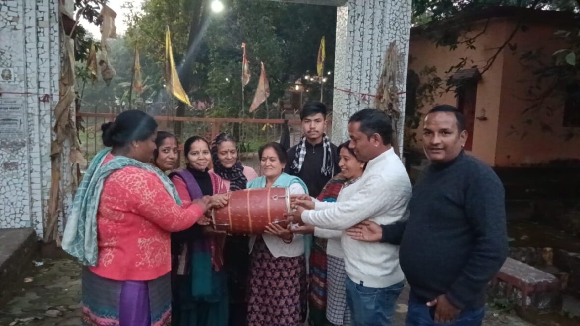 किशनपुर छोई में मंदिर समिति की महिलाओं को ढोलक वितरण