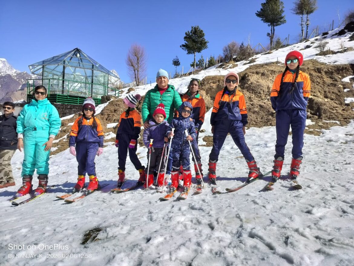 औली में कम बर्फ के बावजूद बच्चों को मिल रहा स्नो स्कीइंग का प्रशिक्षण