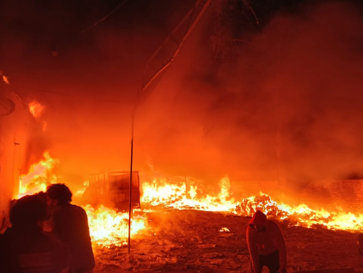 हरिद्वार के ग्रामीण क्षेत्र में भीषण आग, फायर ब्रिगेड की तत्परता से टला बड़ा हादसा